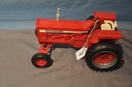 ERTL 1/16TH SCALE IH 826 TRACTOR