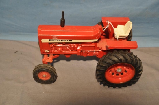 ERTL 1/16TH SCALE IH 1026 TRACTOR