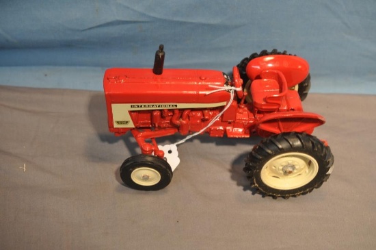 ERTL 1/16TH SCALE IH 606 TRACTOR