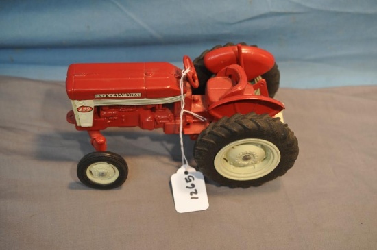 ERTL 1/16TH SCALE IH 240 UTILITY TRACTOR