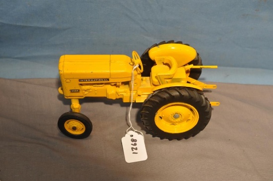 ERTL 1/16TH SCALE IH 2504 TRACTOR