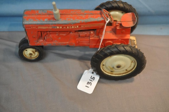 TRU-SCALE 1/16TH SCALE TRACTOR
