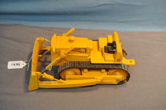 ERTL 1/16TH SCALE IH TD-25 CRAWLER, BROKEN TRACKS