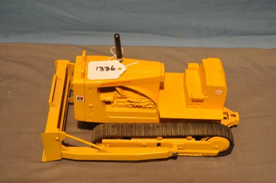 ERTL 1/16TH SCALE IH TD-25 CRAWLER