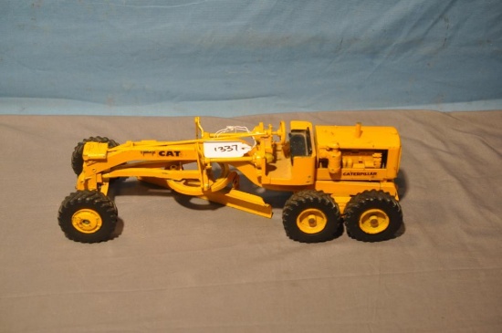 ERTL 1/16TH SCALE CAT GRADER