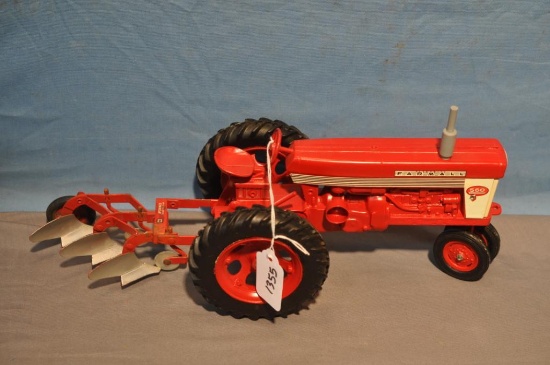 ERTL 1/16TH SCALE FARMALL 560 TRACTOR W/3-BOTTOM PLOW
