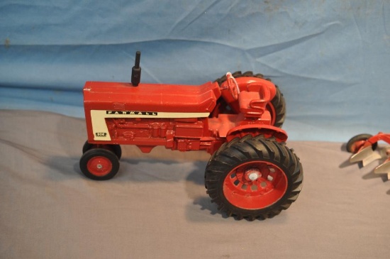 ERTL 1/16TH SCALE FARMALL 806 TRACTOR