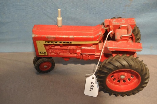 ERTL 1/16TH SCALE FARMALL 806 TRACTOR