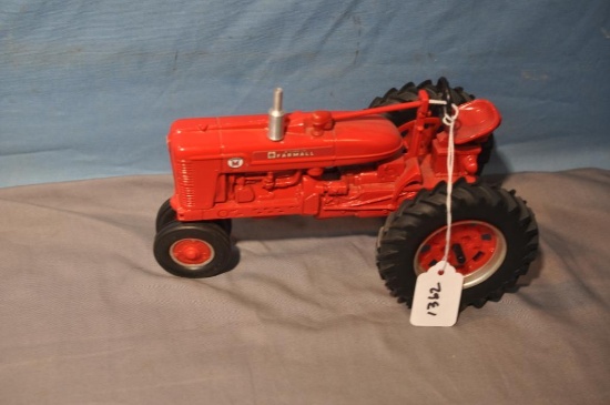 ERTL 1/16TH SCALE FARMALL SUPER M TRACTOR
