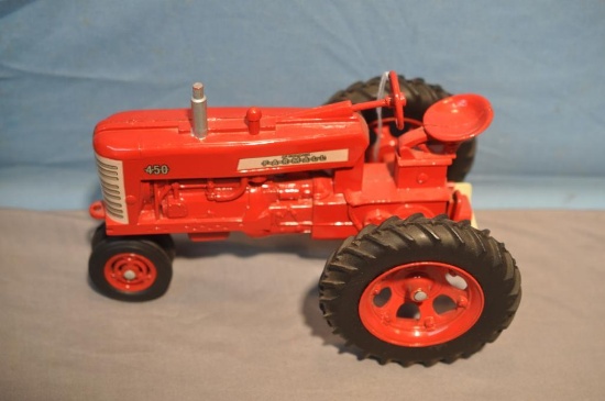 ERTL 1/16TH SCALE FARMALL 450 TRACTOR