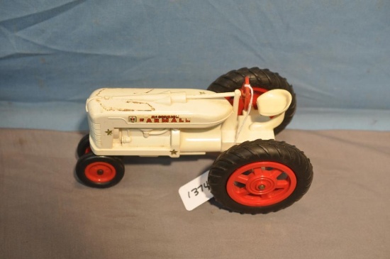 PLASTIC 1/16TH SCALE FARMALL TRACTOR
