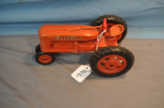 PLASTIC 1/16TH SCALE FARMALL TRACTOR