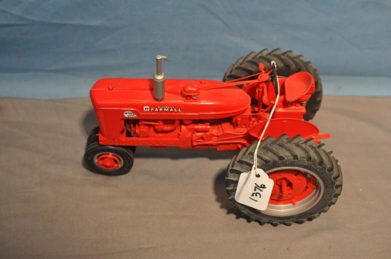PLASTIC 1/16TH SCALE FARMALL SUPER M-TA TRACTOR
