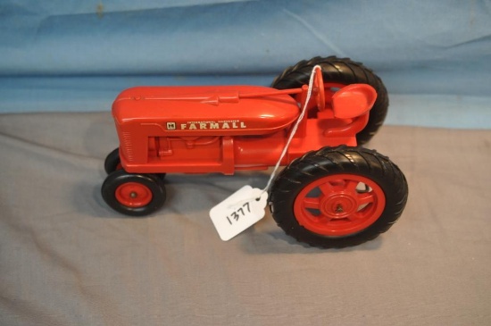 PLASTIC 1/16TH SCALE FARMALL TRACTOR