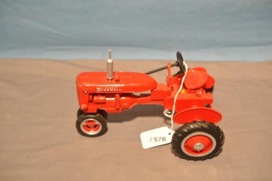 PLASTIC 1/16TH SCALE FARMALL SUPER B TRACTOR