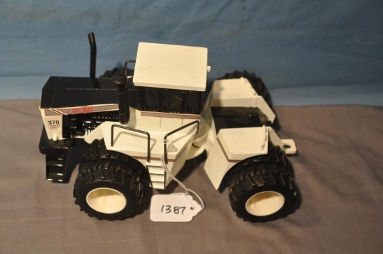 ERTL 1/32ND SCALE BIG BUD 370 4WD TRACTOR