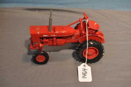 ERTL 1/16TH SCALE IH 140 TRACTOR