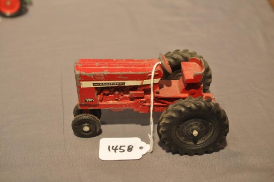 ERTL 1/32ND SCALE IH 656 TRACTOR