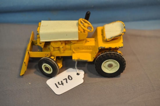 1/16TH SCALE IH CUB CADET LAWN TRACTOR