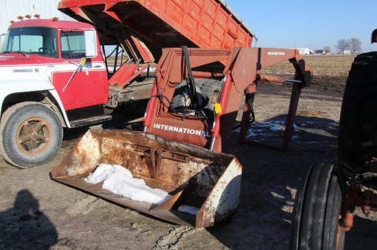 International Harvester 2350 loader