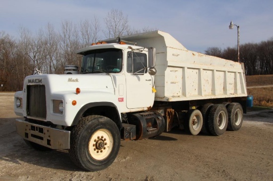 1982 Mack RD600 tandem axle dump truck