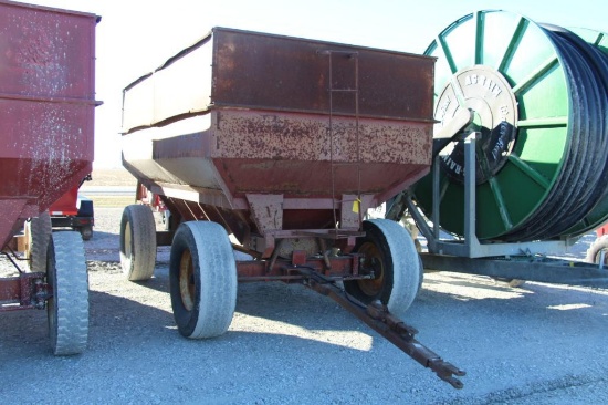 M & W 400 center dump gravity wagon