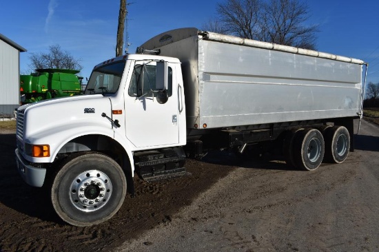 2000 International 4900 grain truck