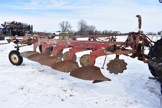 International Harvester 700 5-bottom plow