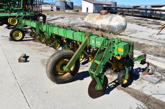 John Deere 825 8 row 30" 3-pt. cultivator