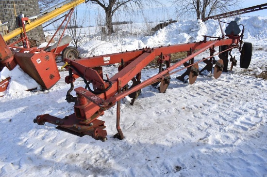 International Harvester 710 6-bottom plow