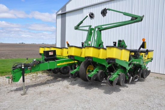 2013 John Deere 1760 12 row 30" wing fold planter