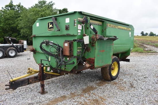 John Deere 135 mixer feed wagon