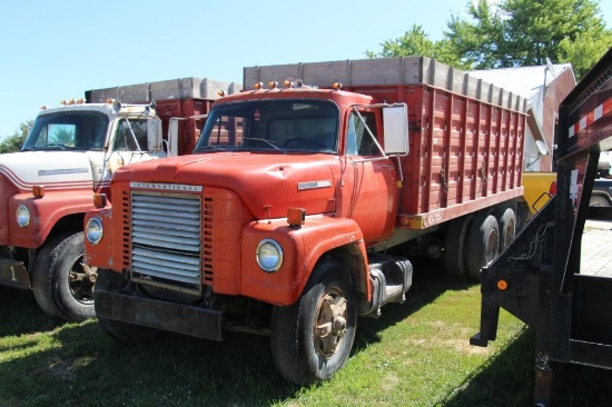 1975 IH Feetstar 1910A tandem axle grain truck