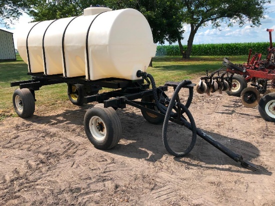 1,000 gal. tow-behind liquid fertilizer tender