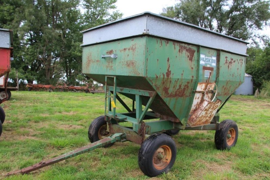 Huskee 300 bu. gravity wagon w/Huskee running gear