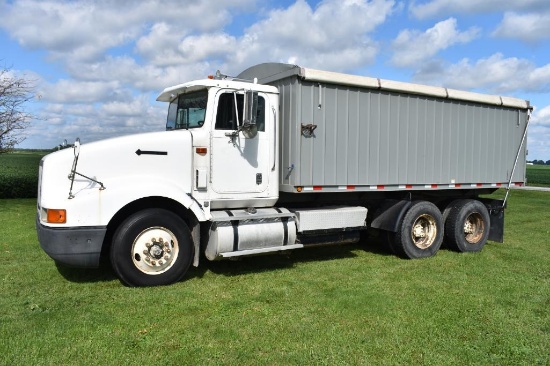 1994 IH 9400 tandem axle grain truck