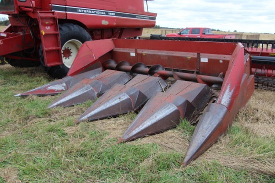 International 844 4R 38" corn head