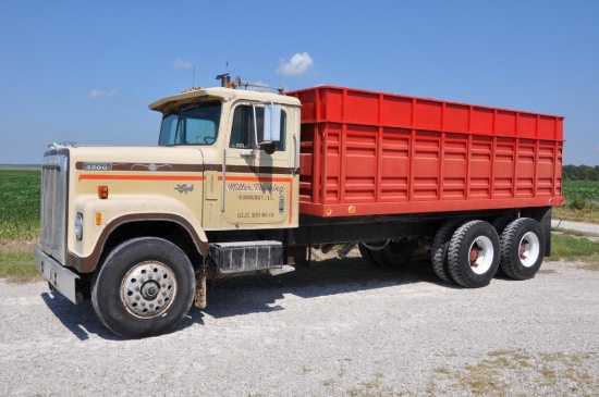 1978 IH 4200 tandem grain truck