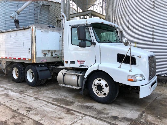 2004 Volvo VNL daycab truck