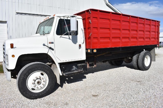 1987 International S1900 grain truck