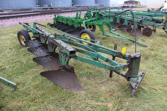 John Deere 800 4-bottom plow