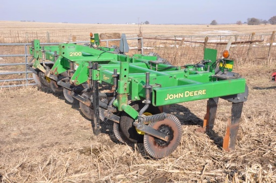 '04 JD 2100 7-shank 3-pt. inline ripper