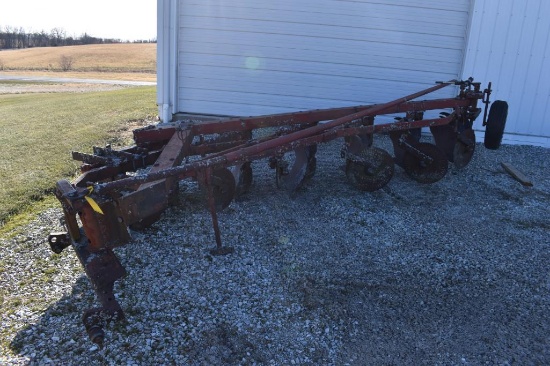 IH 560 6-bottom plow