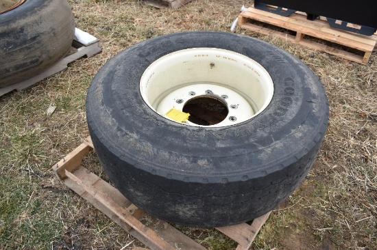 425/65R22.5 tire and wheel