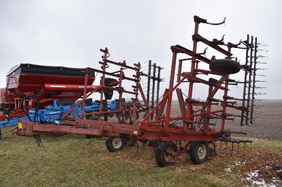 IH 28.5' field cultivator