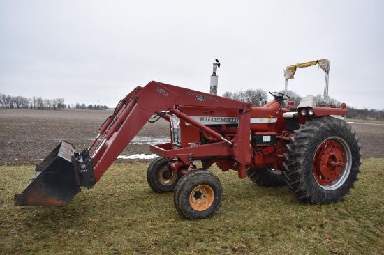 1970 IH 856 2wd tractor