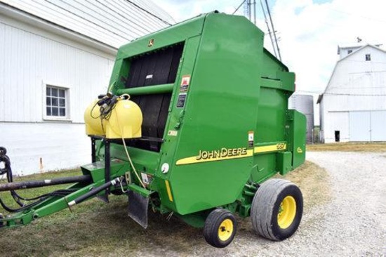 John Deere 567 round baler