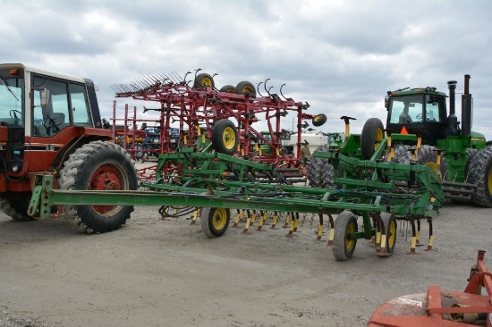 John Deere 1010 26' field cultivator
