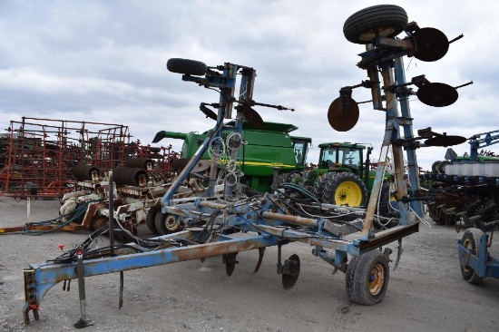 DMI 15-knife NH3 pull type applicator