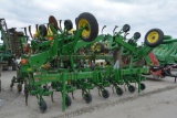 John Deere 856 12-row folding row crop cultivator